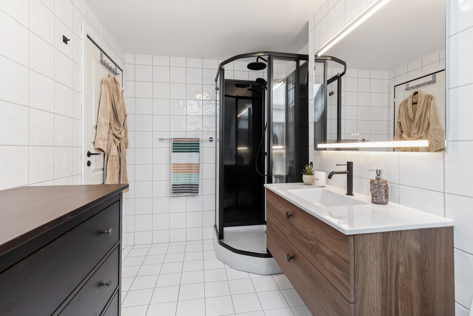 Rommet er praktisk innredet med opplegg for vaskemaskin. Galleribilde