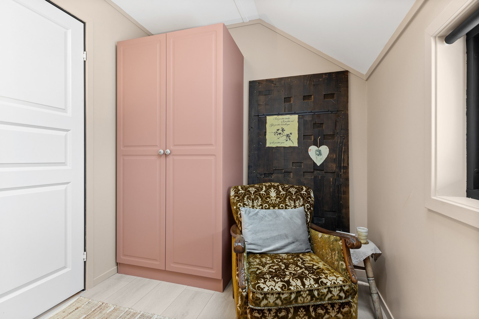 Også dette soverommet er utstyrt med garderobeskap for effektiv oppbevaring. Galleribilde