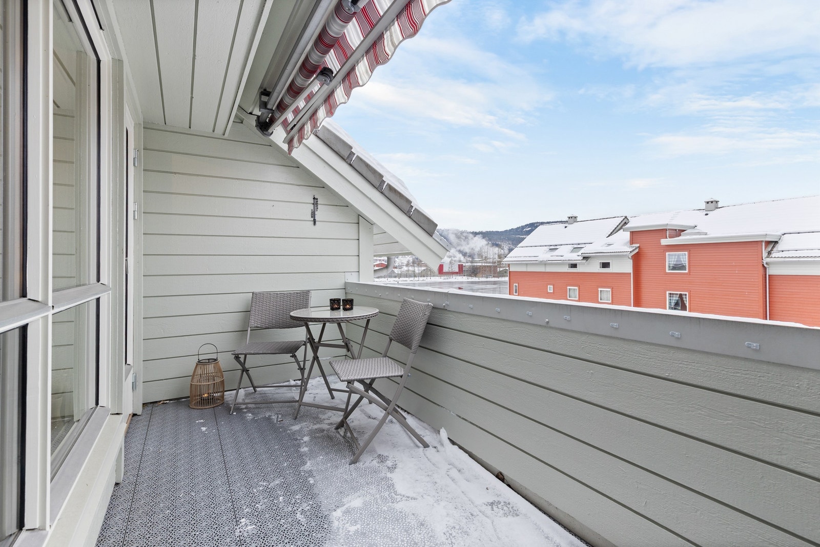 Balkongen har gode solforhold og er utstyrt med markise for skjerming. Galleribilde