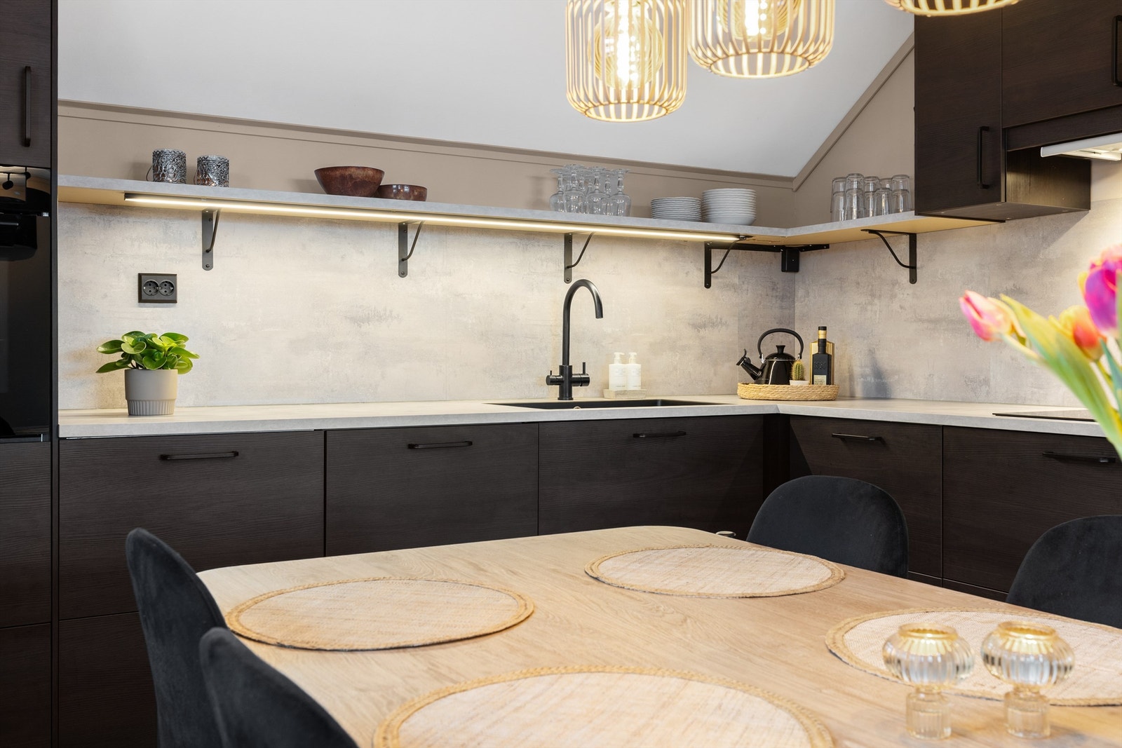 Delikat og moderne IKEA-kjøkkeninnredning fra 2023 med delvis integrerte hvitevarer. Galleribilde