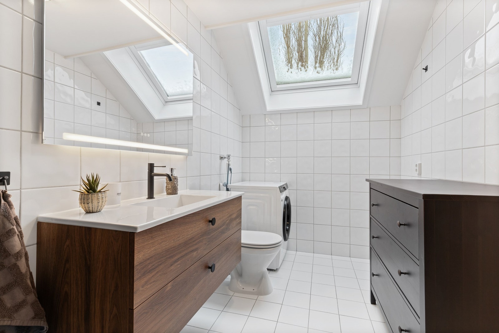 Her er det varme i gulvet for komfort, og takvinduet gir et behagelig, naturlig lys. Galleribilde