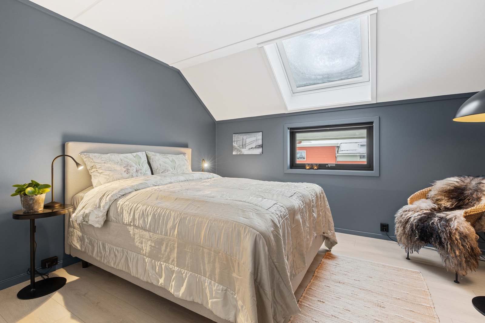 Hovedsoverommet er romslig, med plass til dobbeltseng og tilhørende møblement. Galleribilde