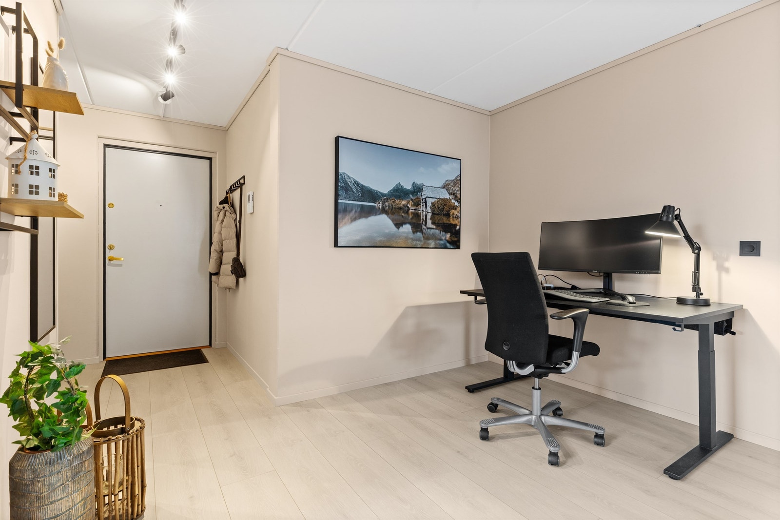 Skiftet laminatgulv og plateslått vegger i 2023. Galleribilde