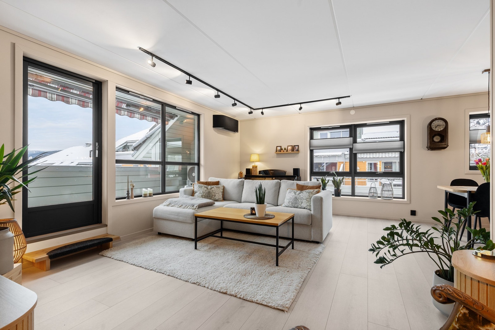 Som endeleilighet har stuen vindusflater på to vegger, noe som gir rikelig med dagslys. Galleribilde