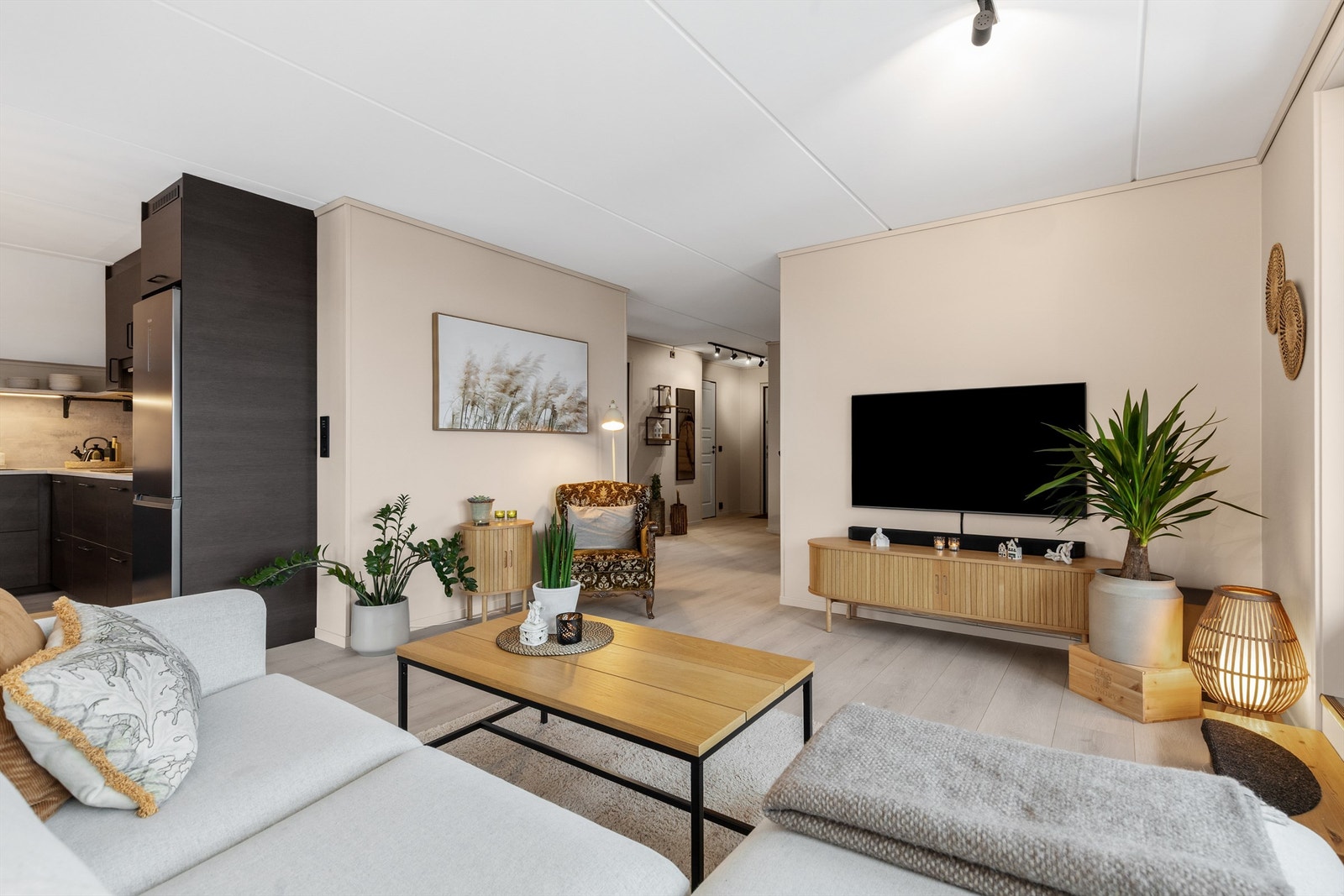 Den åpne løsningen mellom stue og kjøkken skaper en sosial og luftig atmosfære. Galleribilde