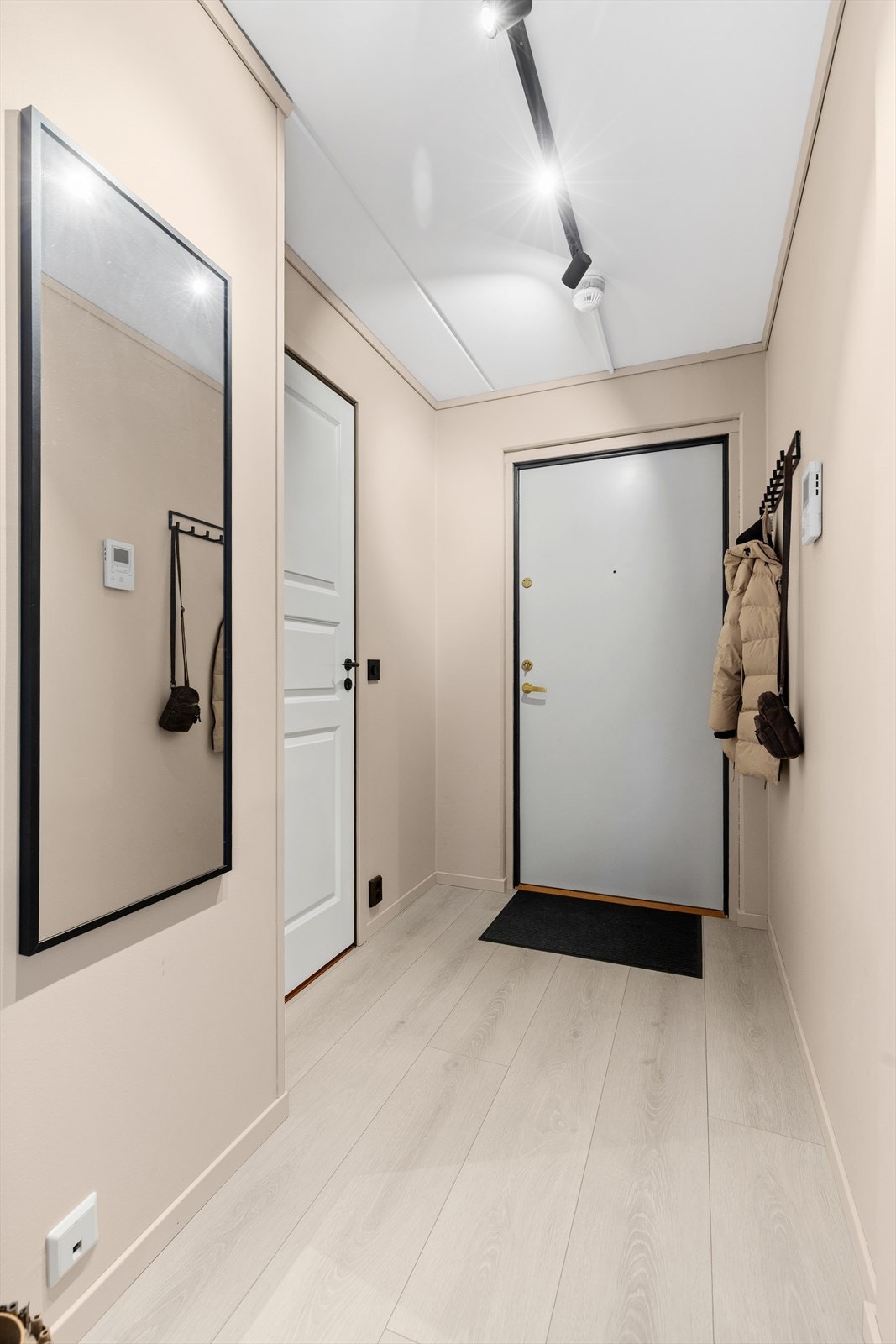 Entréen er utstyrt med dørcallinganlegg med åpnerfunksjon for enkel adkomstkontroll. Galleribilde