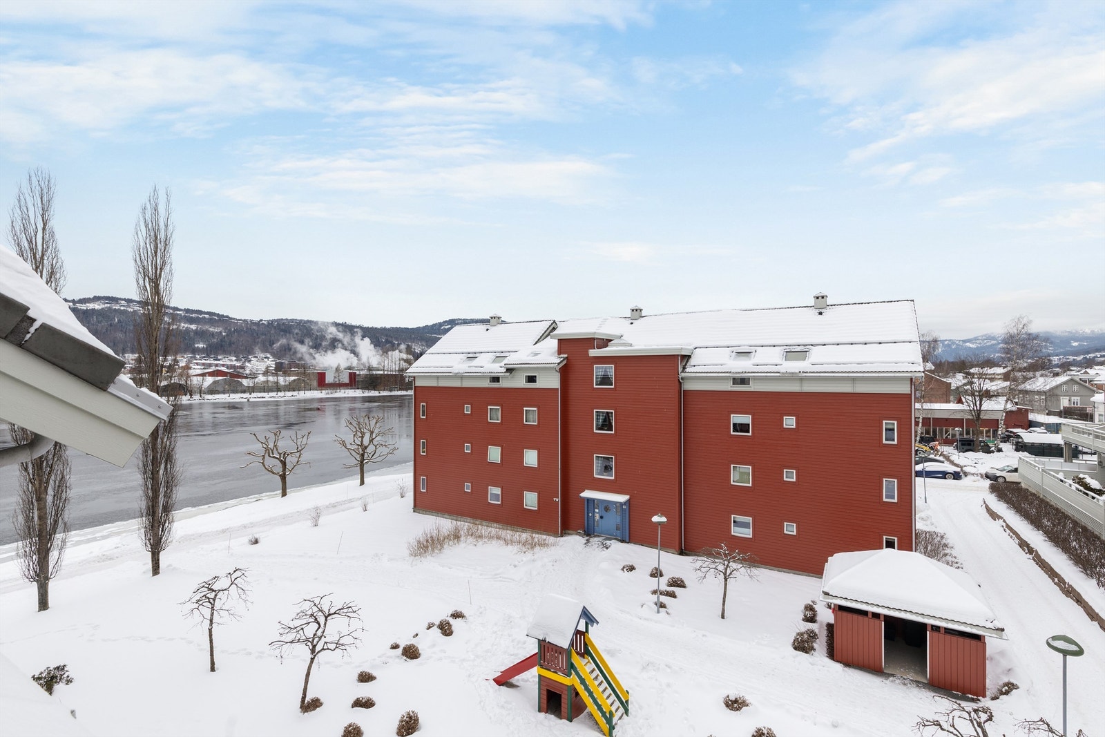 Beliggenheten er tilbaketrukket, med utsyn over fellesområdene og elven. Galleribilde
