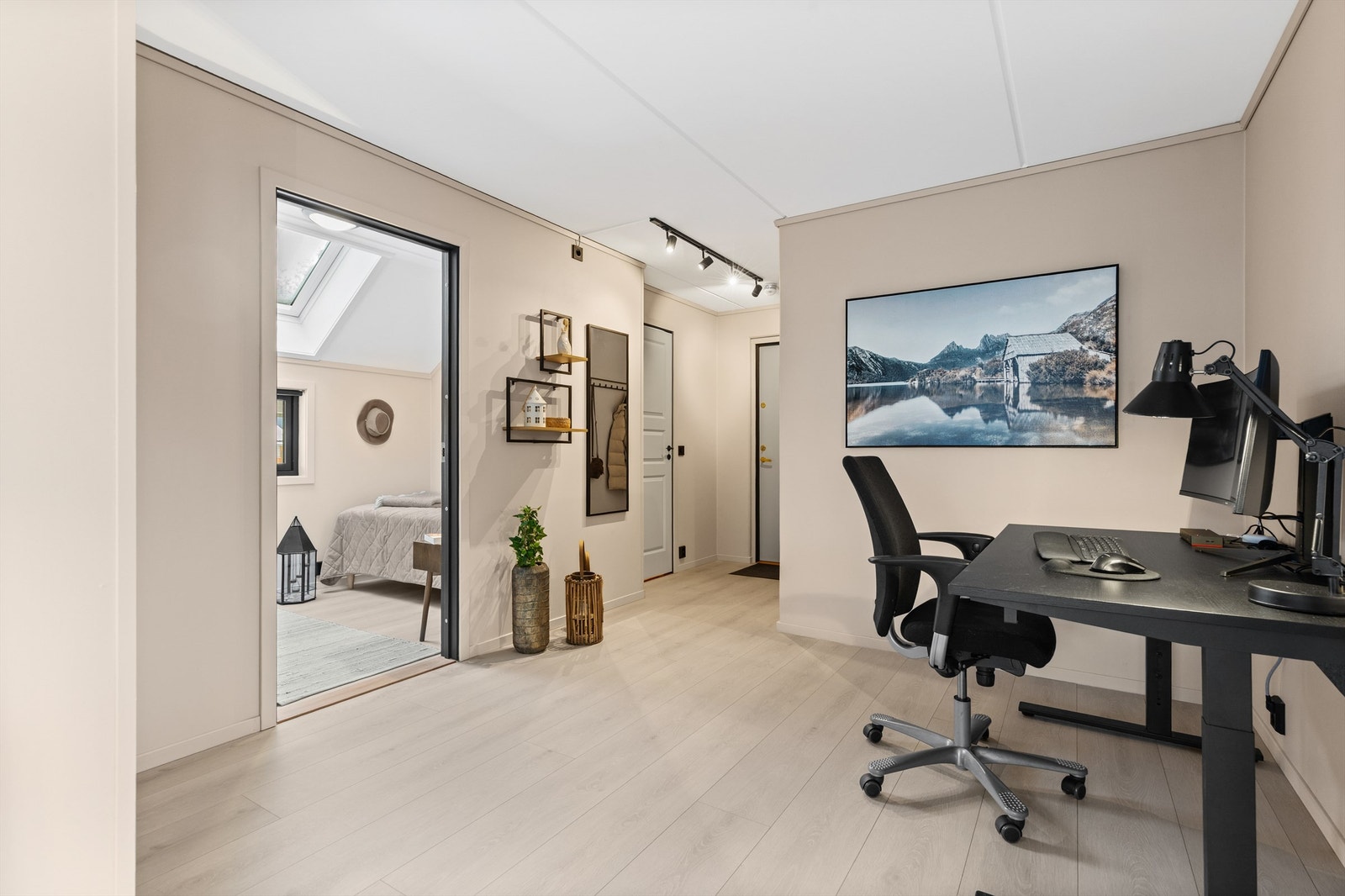 Den romslige gangen er smart utnyttet med en egen sone for hjemmekontor. Galleribilde