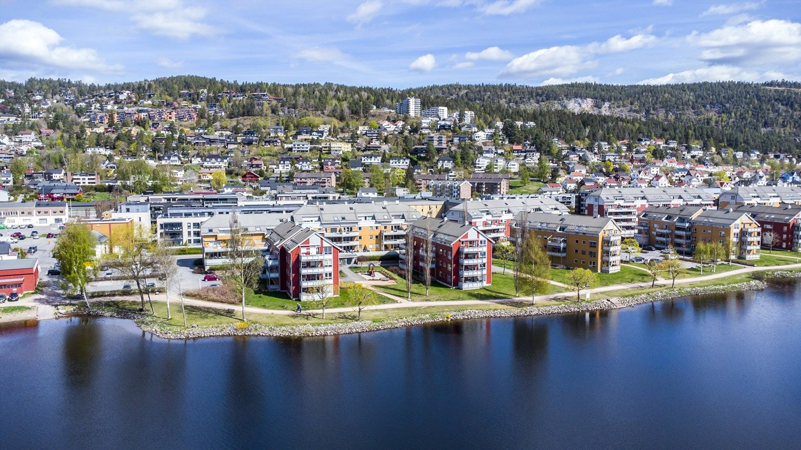 Arkivbilde - Medfølger garasjeplass i kjeller på nabobygg i bakkant Galleribilde