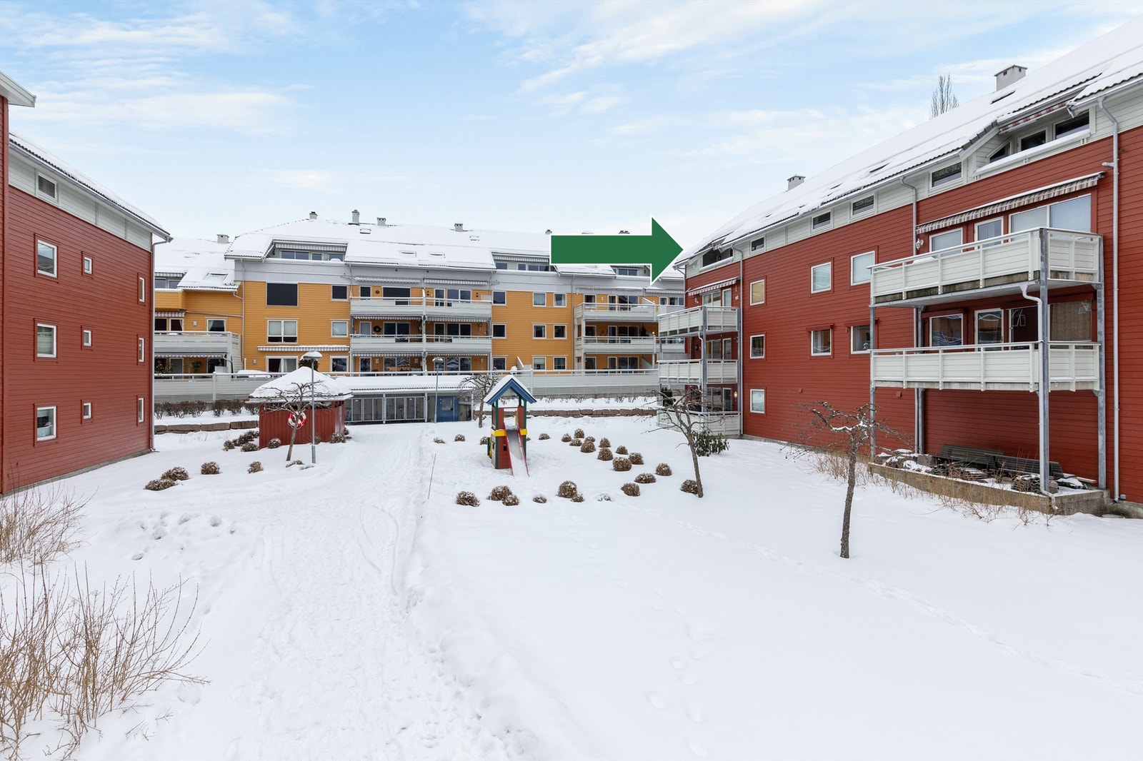 Eiendommen ligger i et rolig og skjermet bomiljø med pent opparbeidede fellesarealer. Galleribilde