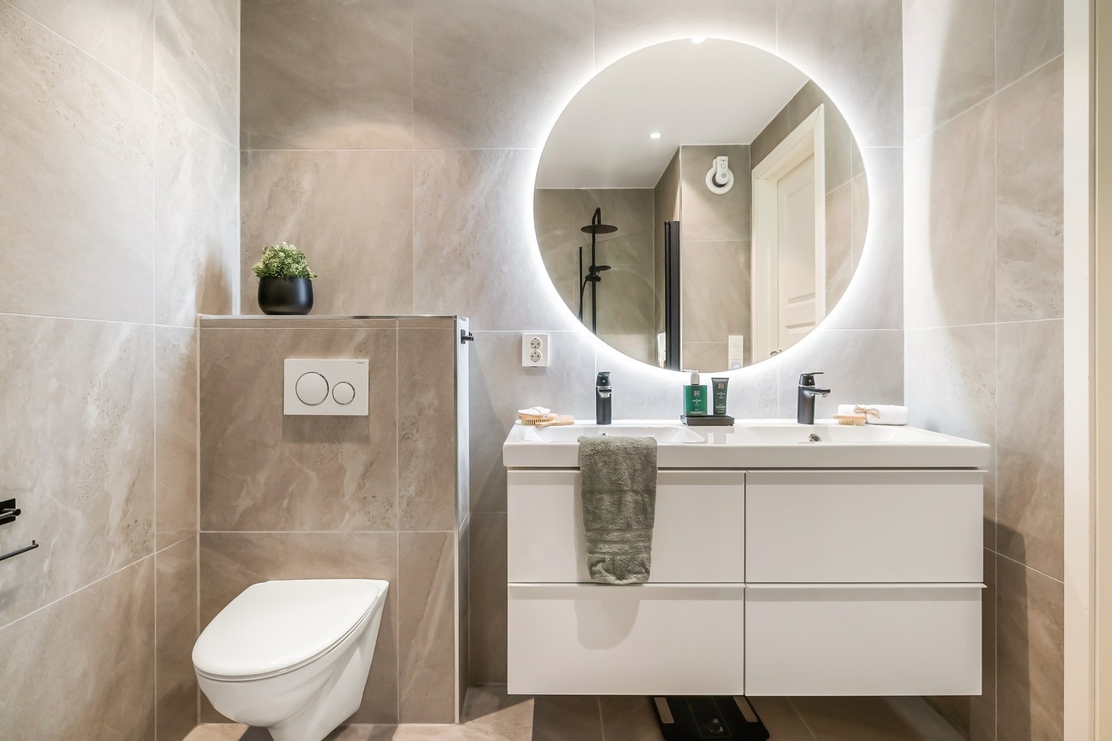 Også her er det integrert høyttaler i taket Galleribilde