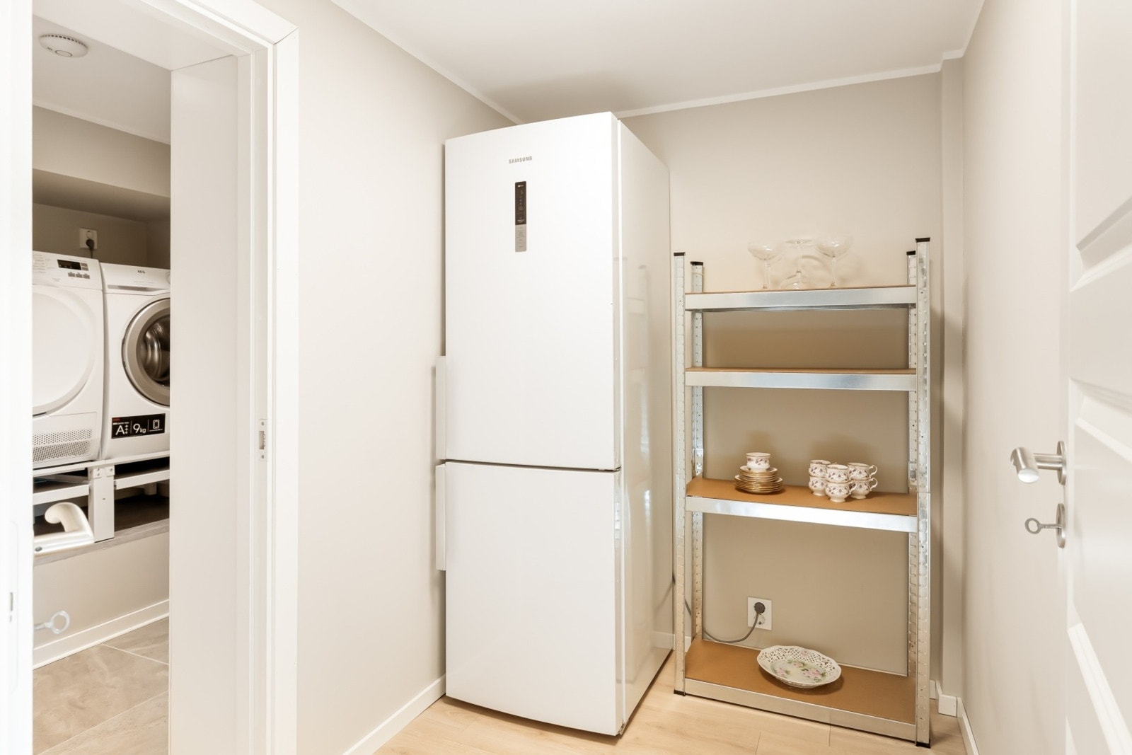 Innvendig bod måler 3,5 kvadratmeter og er praktisk for ekstra lagringsplass Galleribilde