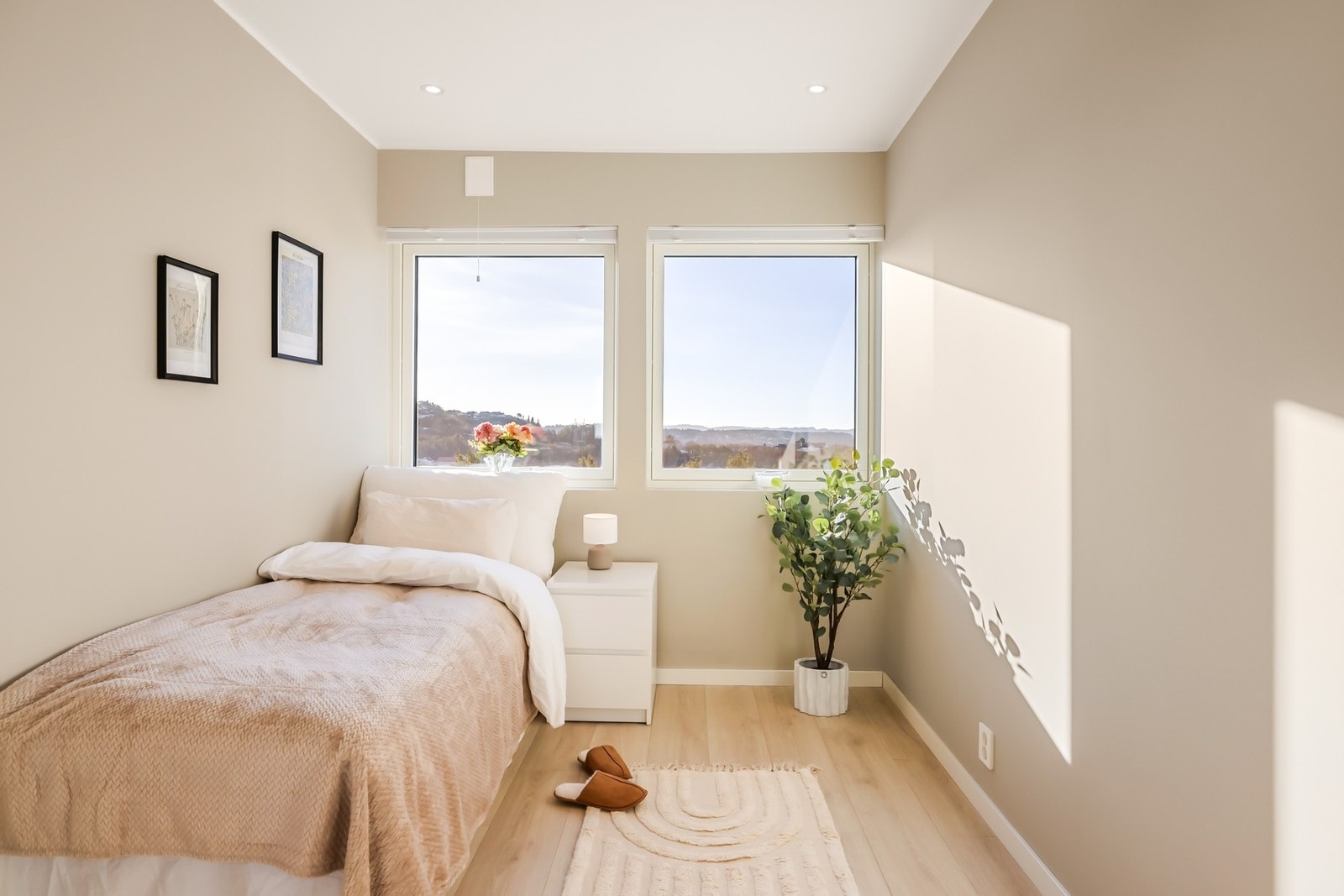 Alle de 3 soverommene er romslige med plass til seng, garderobeskap og skrivepult om ønskelig Galleribilde