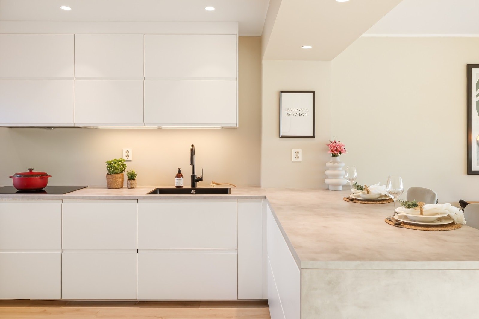 Nydelig rekkehus som strekker seg over tre plan med moderne kvaliteter og gode løsninger Galleribilde