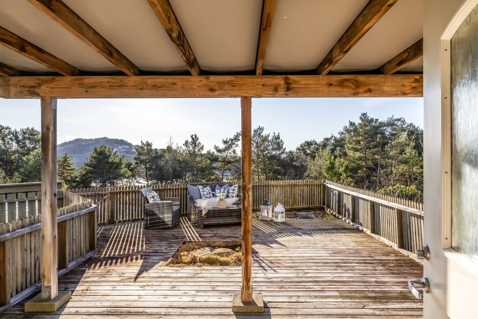 Terrassen er delvis overbygget og det er god plass til ulike utemøbler Galleribilde