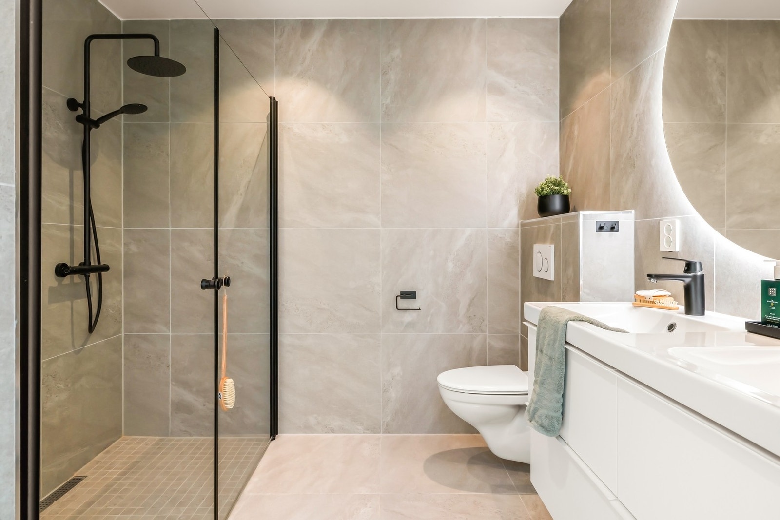 Badet ble pusset opp i 2021 og har delikate valg av fliser og innredning Galleribilde