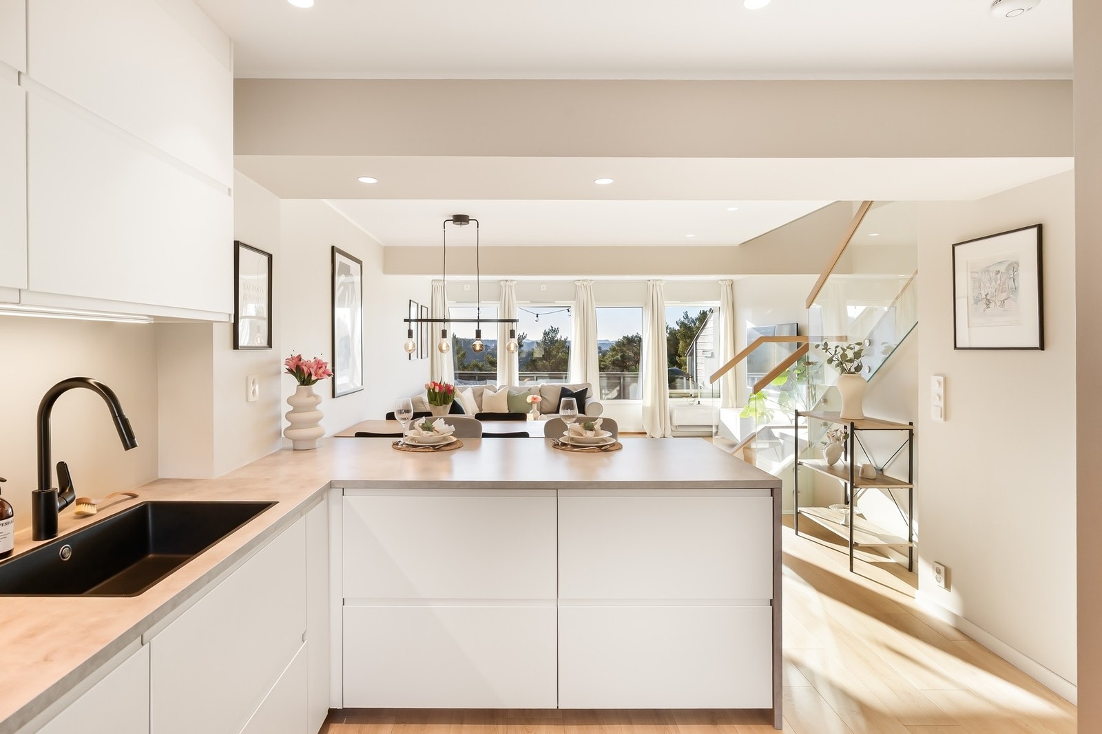 Her kan du enkelt underholde middagsgjestene fra matlagingen! Galleribilde