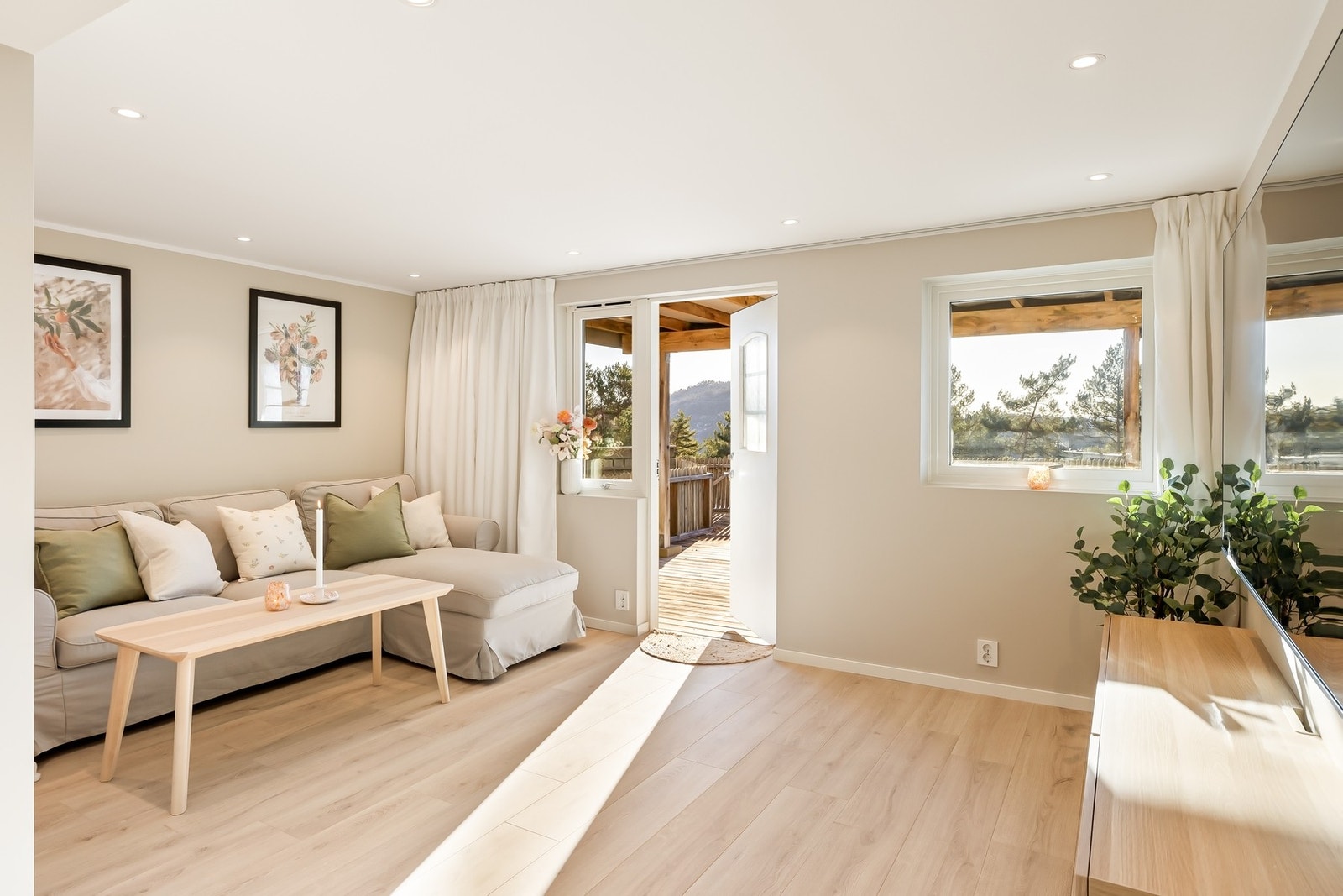 Fra underetasjen er det en praktisk dør ut til terrassen på fremsiden Galleribilde