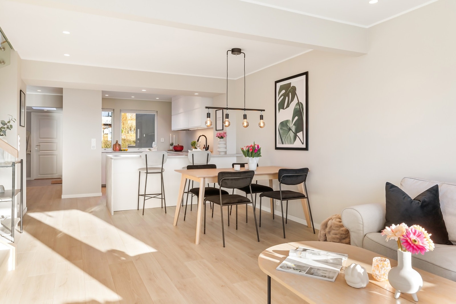 Alle innvenidge overflater ble pusset opp i 2021, med slette vegger og tidsriktige materialvalg Galleribilde