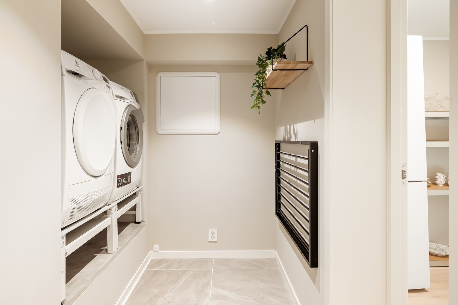 Eier har også innredet tidligere bod til vaskerom (ikke omsøkt og godkjent) Galleribilde