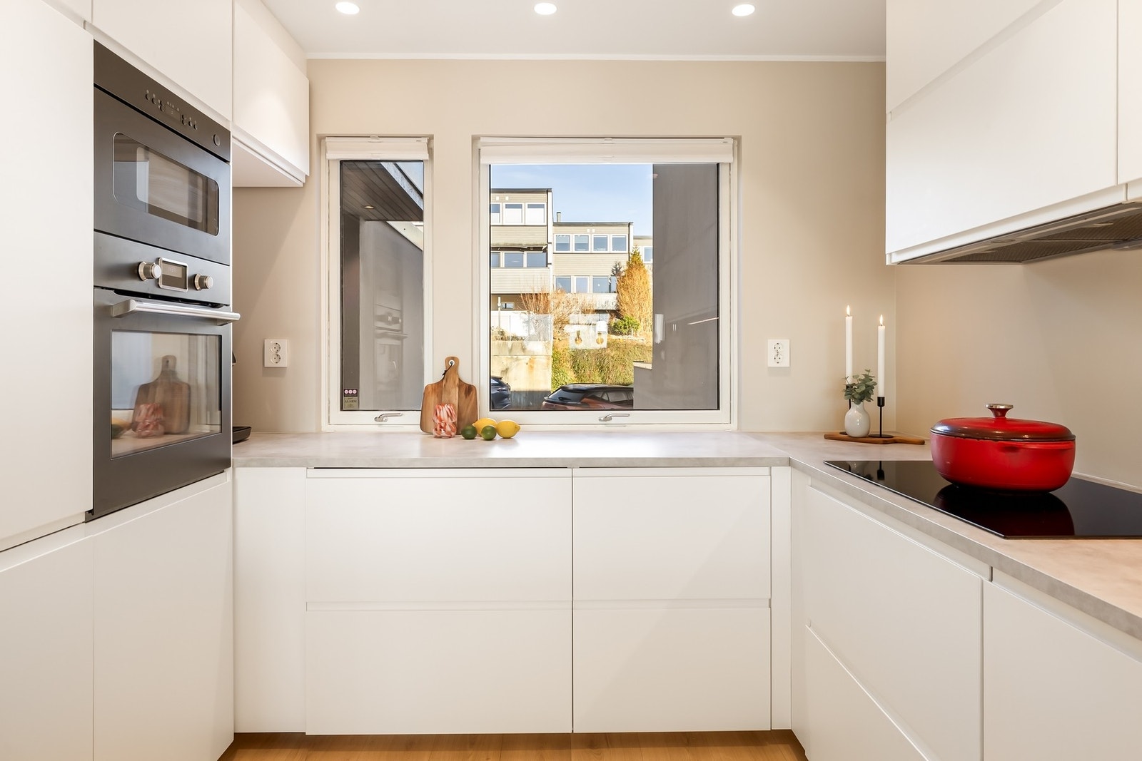 Stort vindu sørger også for rikelig med lysinnnslipp til matlagingen Galleribilde