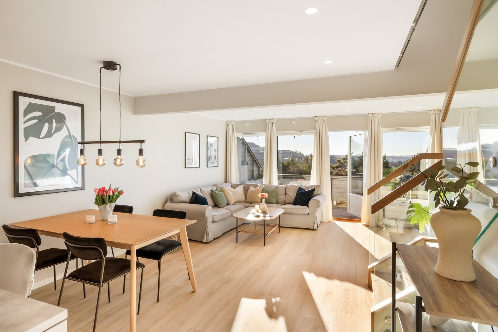 Første etasje består av entré, stue/kjøkken og toalettrom Galleribilde