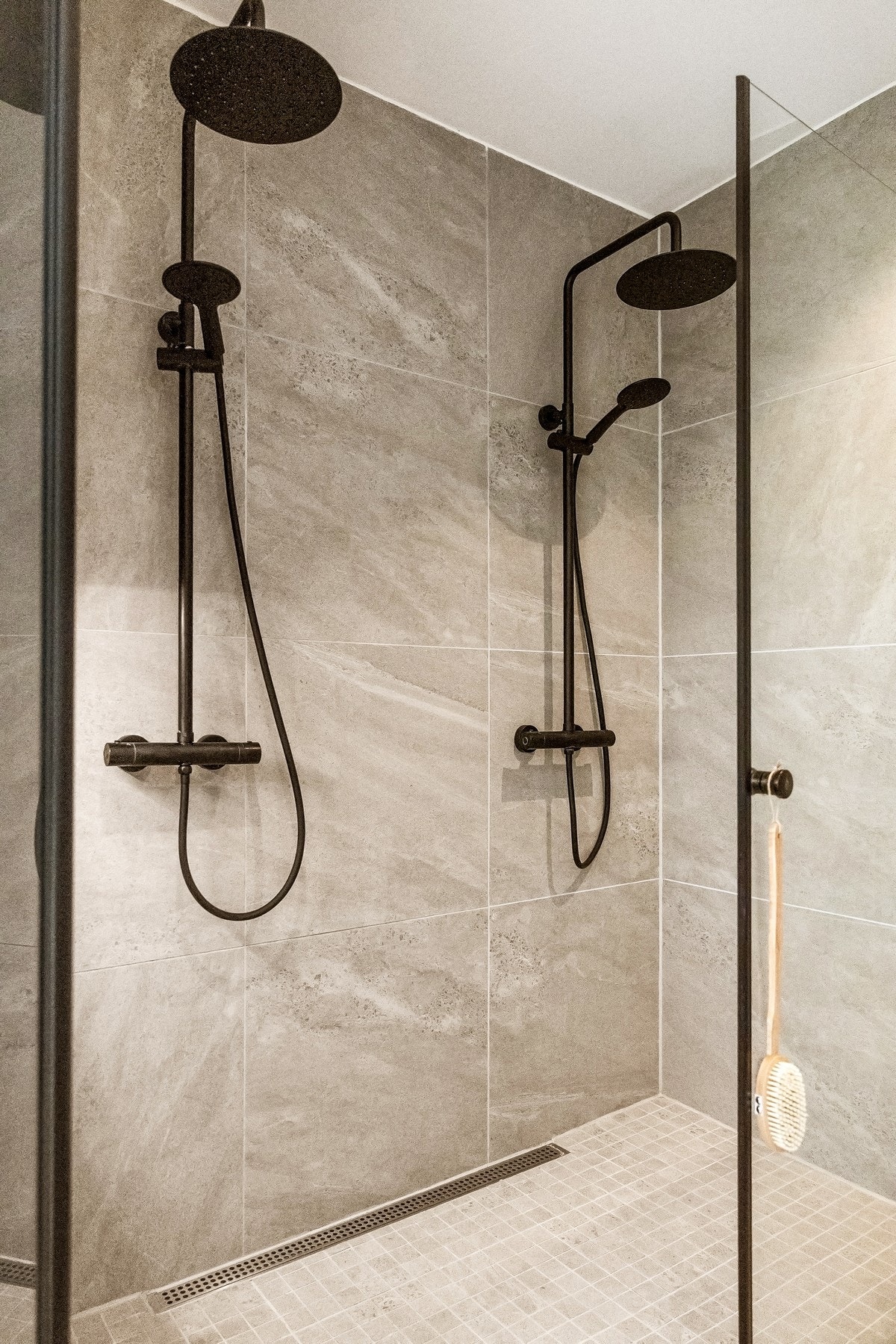 Dobbedusj og nisje for såpebeholdere med belysning Galleribilde