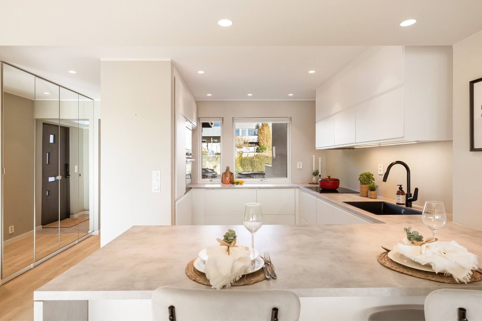 Kjøkkenet var nyoppuset i 2021 med god lagringsplass og rikelig med benkeplass Galleribilde