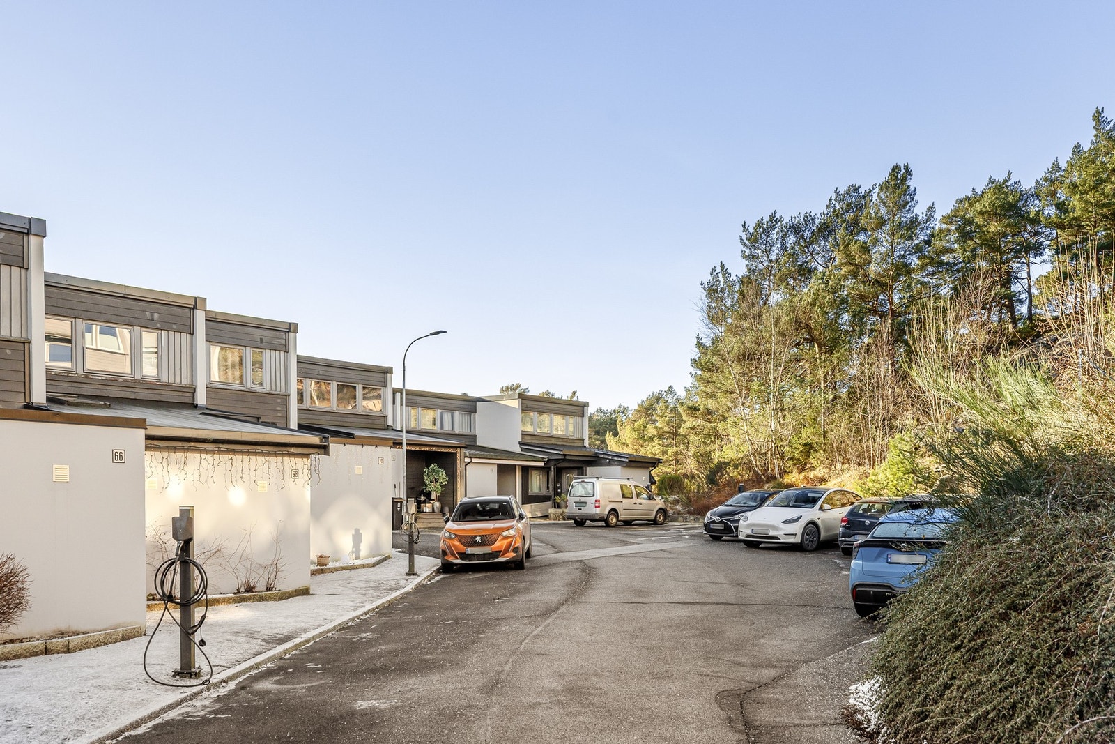 Med leiligheten følger fast parkeringsplass med elbillader Galleribilde