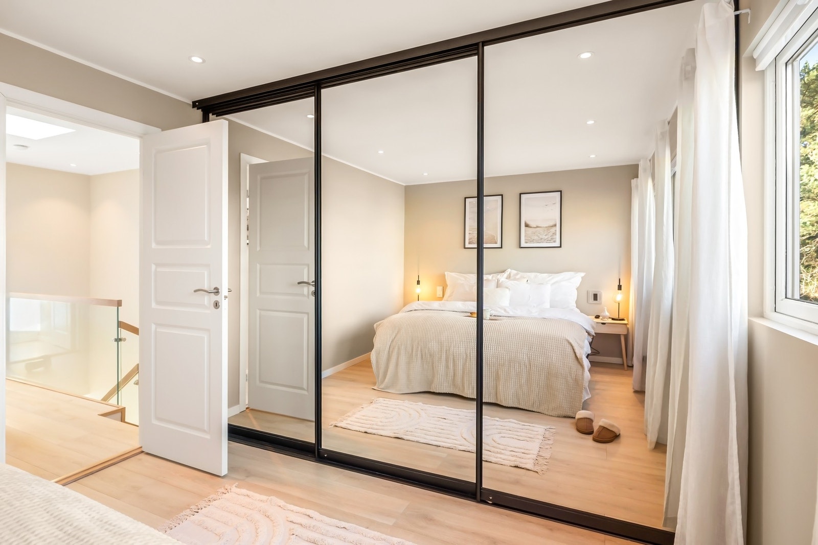 På hovedsoverommet er det innredet praktisk skyvedørsgarderobe Galleribilde