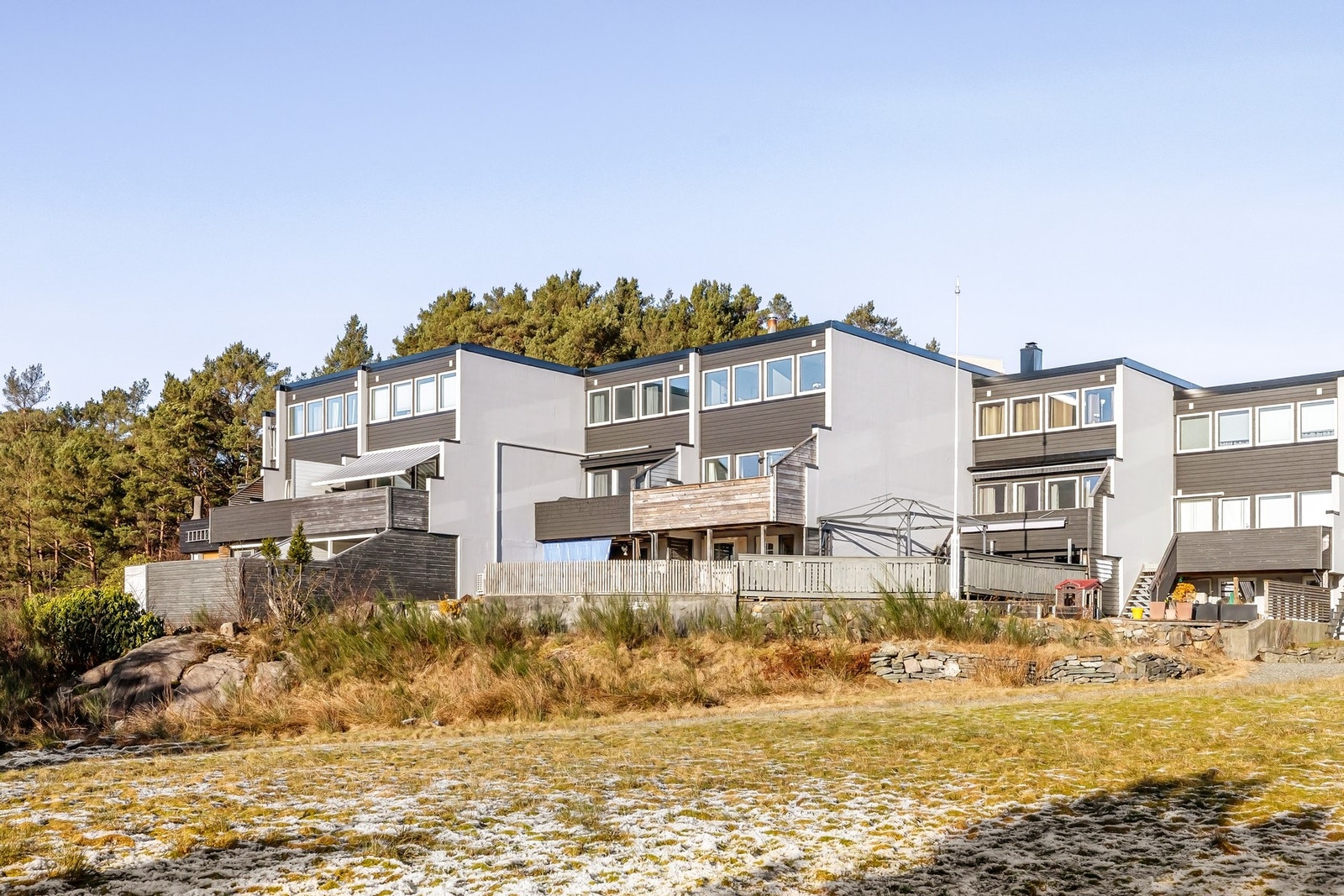 Boligen ligger sørvestvendt i fremste rekke ut mot Gjeddevatnet Galleribilde