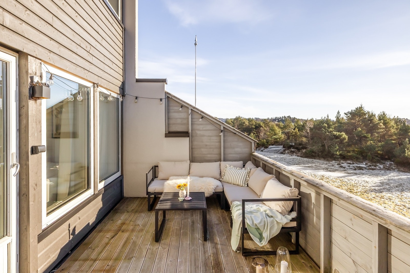 Her får du hele 52 kvm. med uteplass, og rikelig med plass for flere sittegrupper Galleribilde