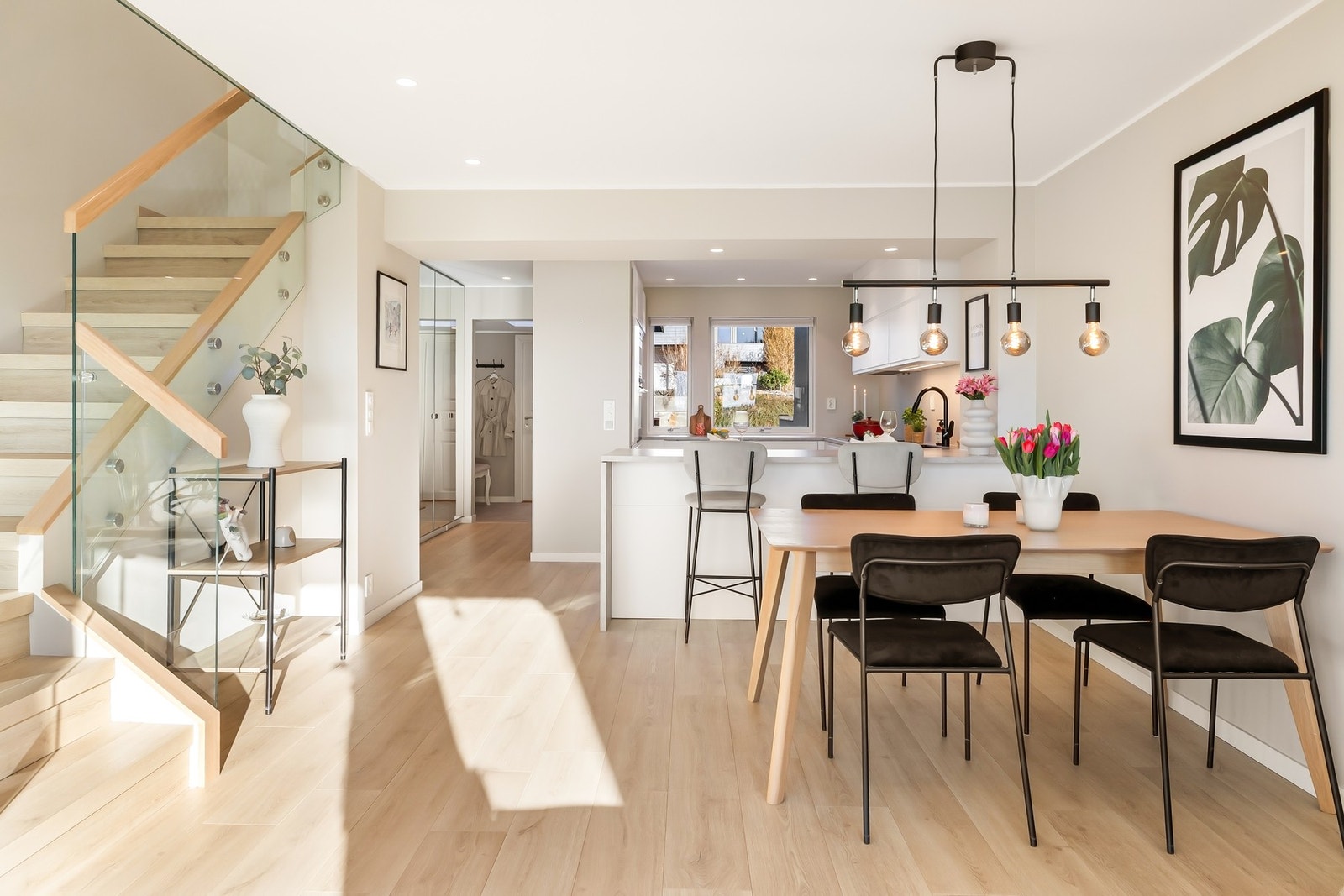 Boligen har flere påkostede detaljer med blant annet trapp med glassrekkverk og musikkanlegg i tak Galleribilde