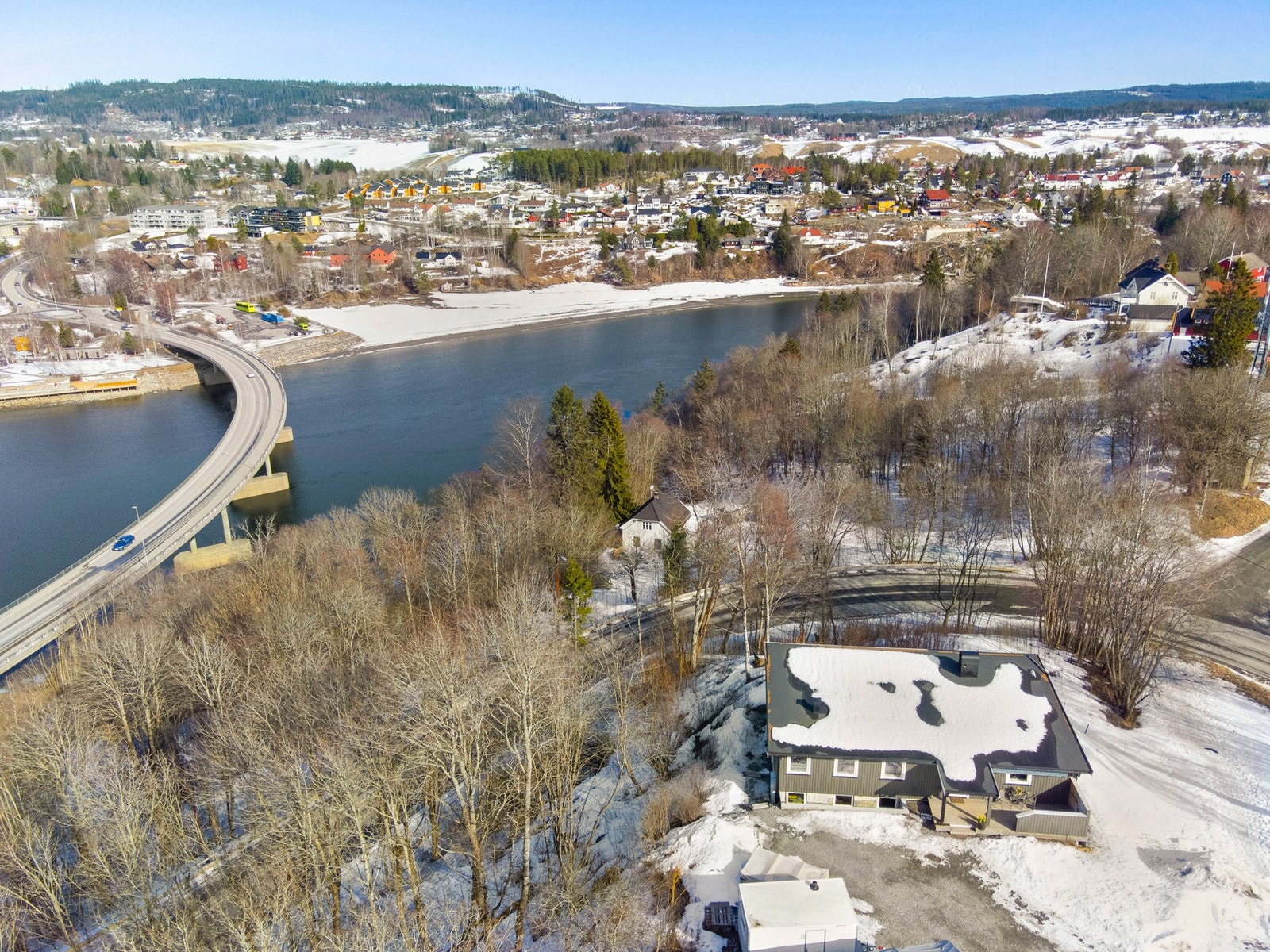 Eidsvoll sentrum med butikker, bank, post ca 1,5 km. Galleribilde