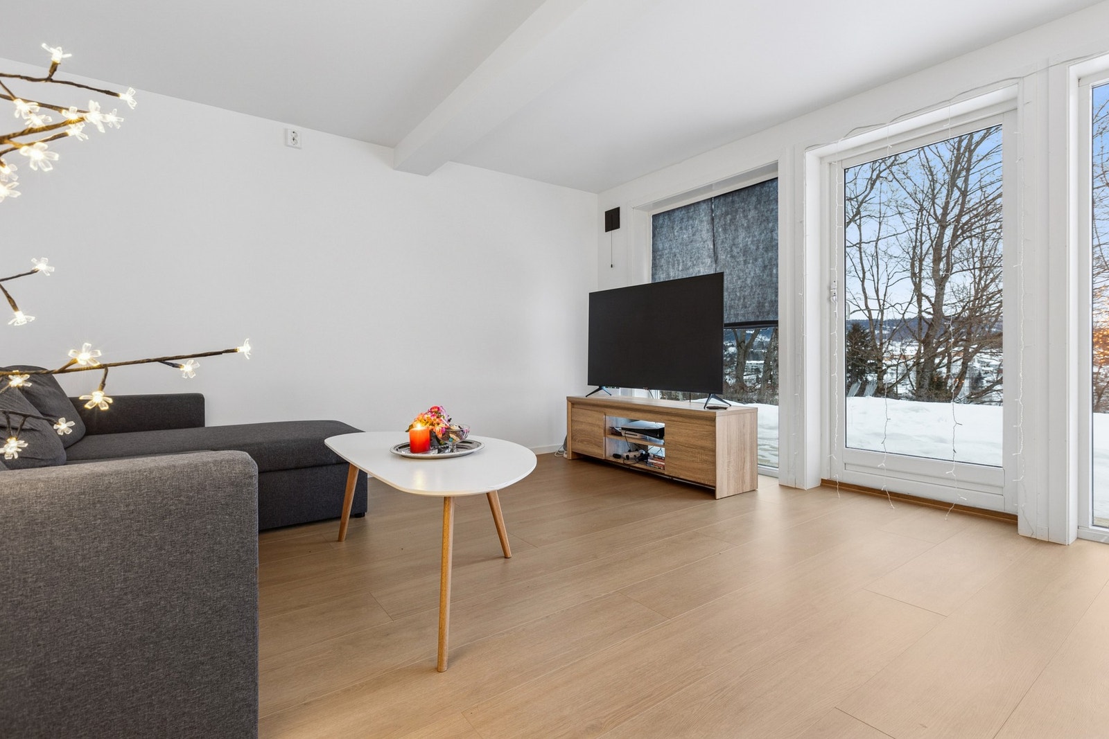 Fra stuen har du flott utsyn og nærhet til den vakre utsikten utenfor. Galleribilde