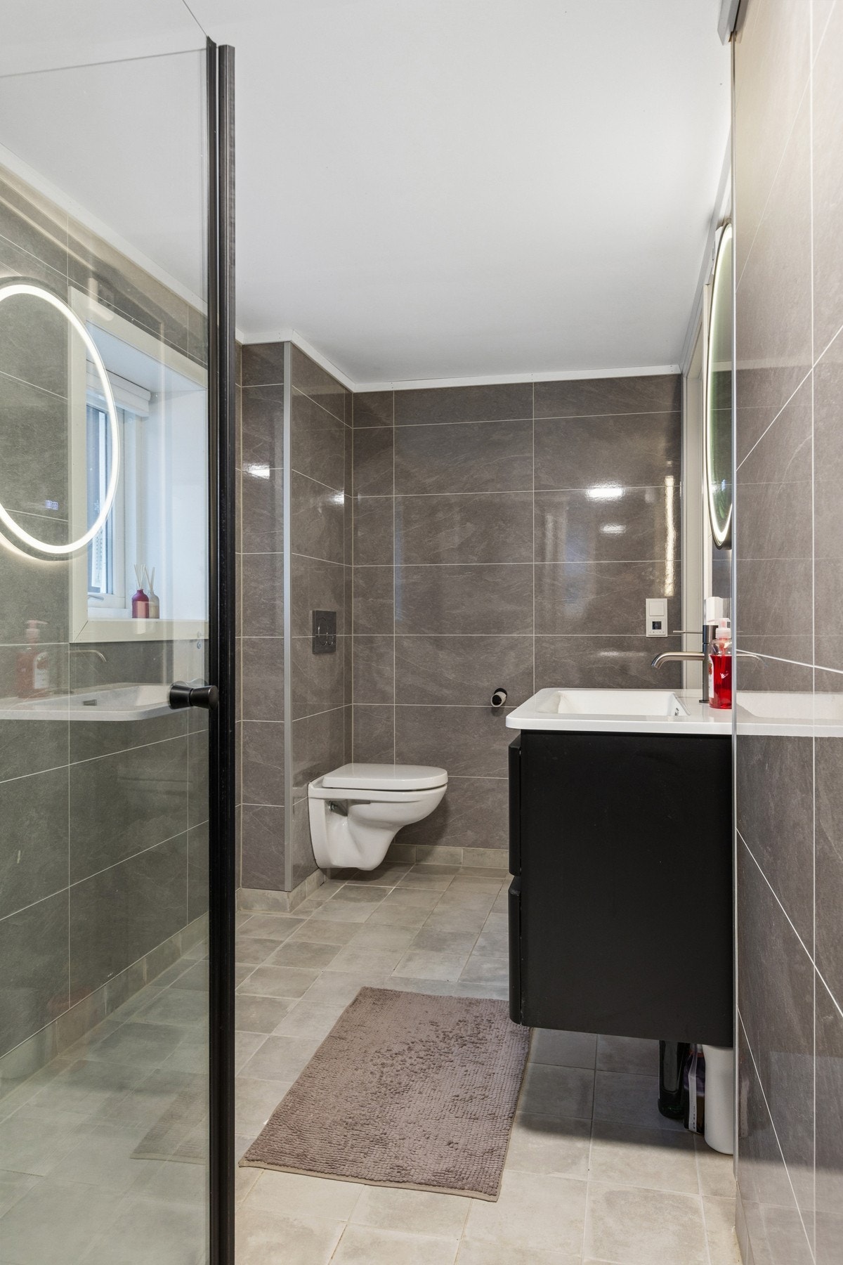 Dusjløsning med glassdører. Galleribilde