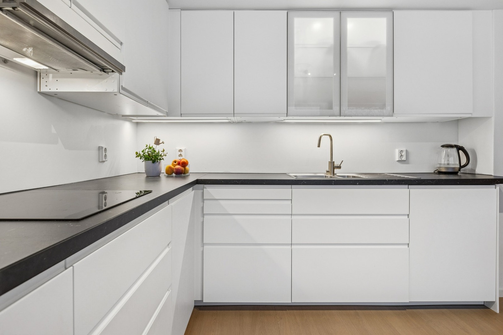 Kjøkkenet er praktisk utformet med integrerte hvitevarer og god plass til spiseplass i tilknytning Galleribilde