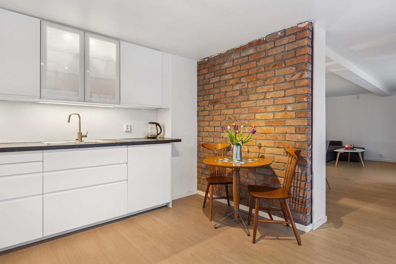 Moderne og stilrent kjøkken med lyse fronter. Galleribilde