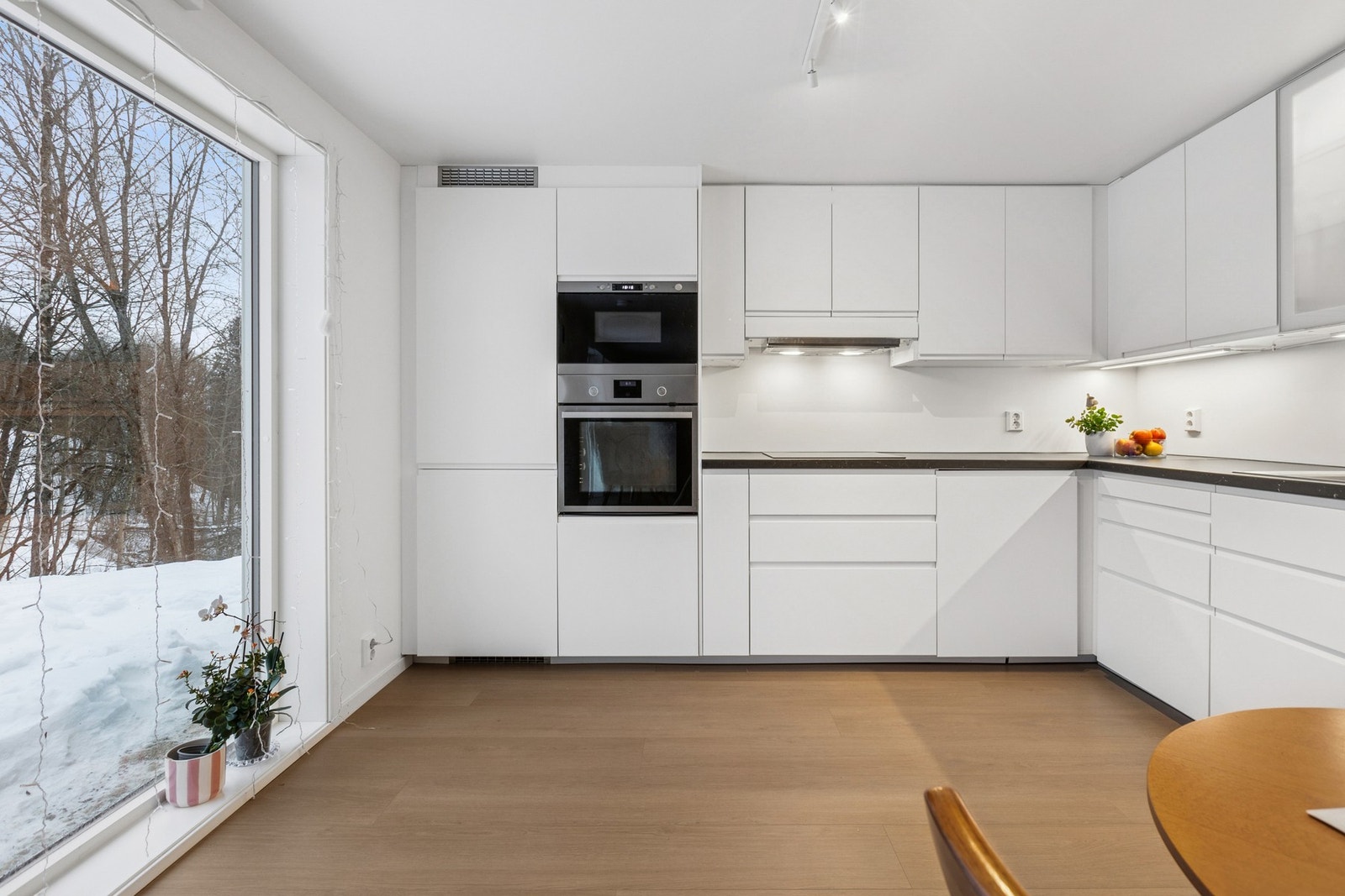 Gode arbeidsflater og rikelig med plass i skuffer og skap Galleribilde