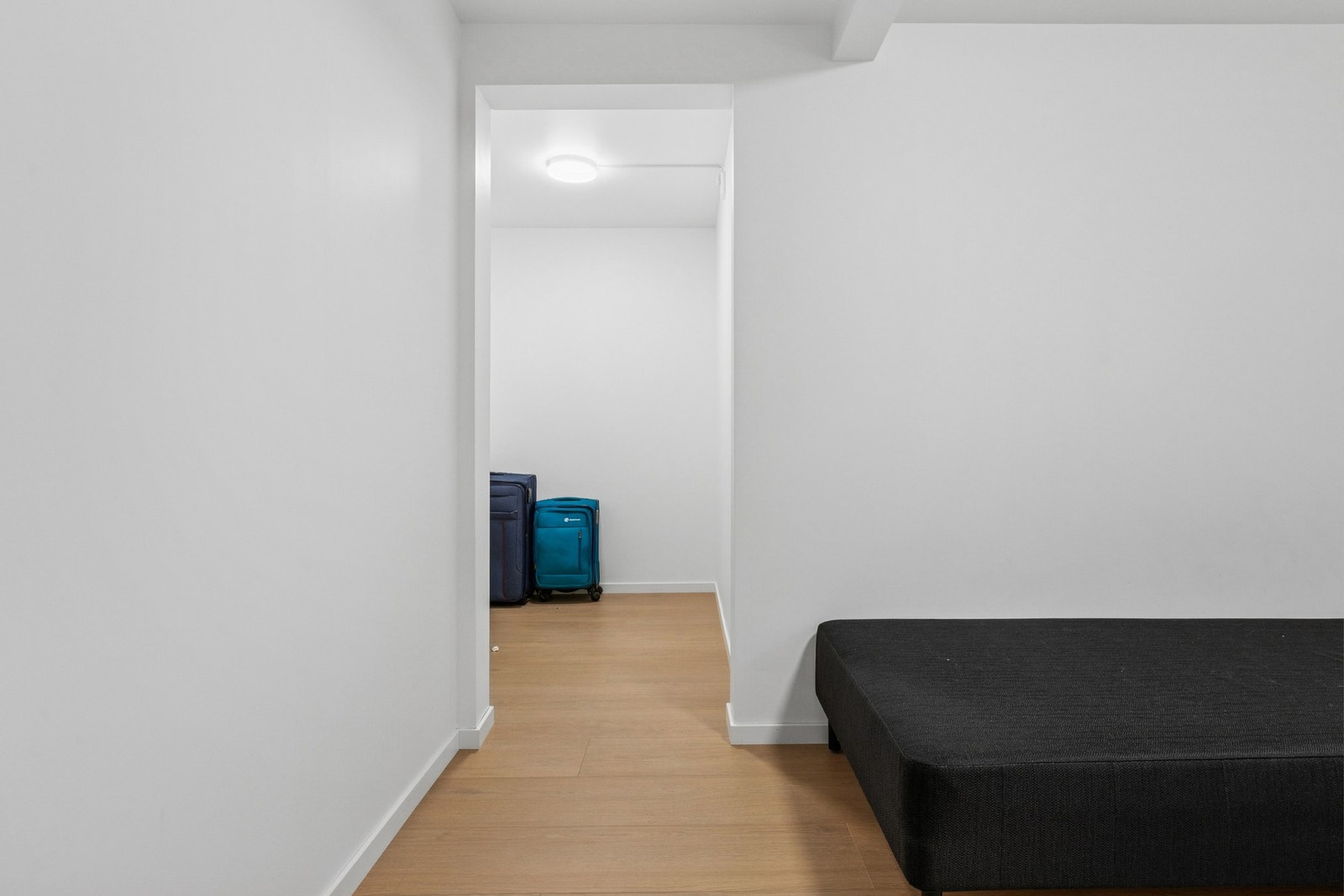 Soverom og walk in garderobe. Galleribilde