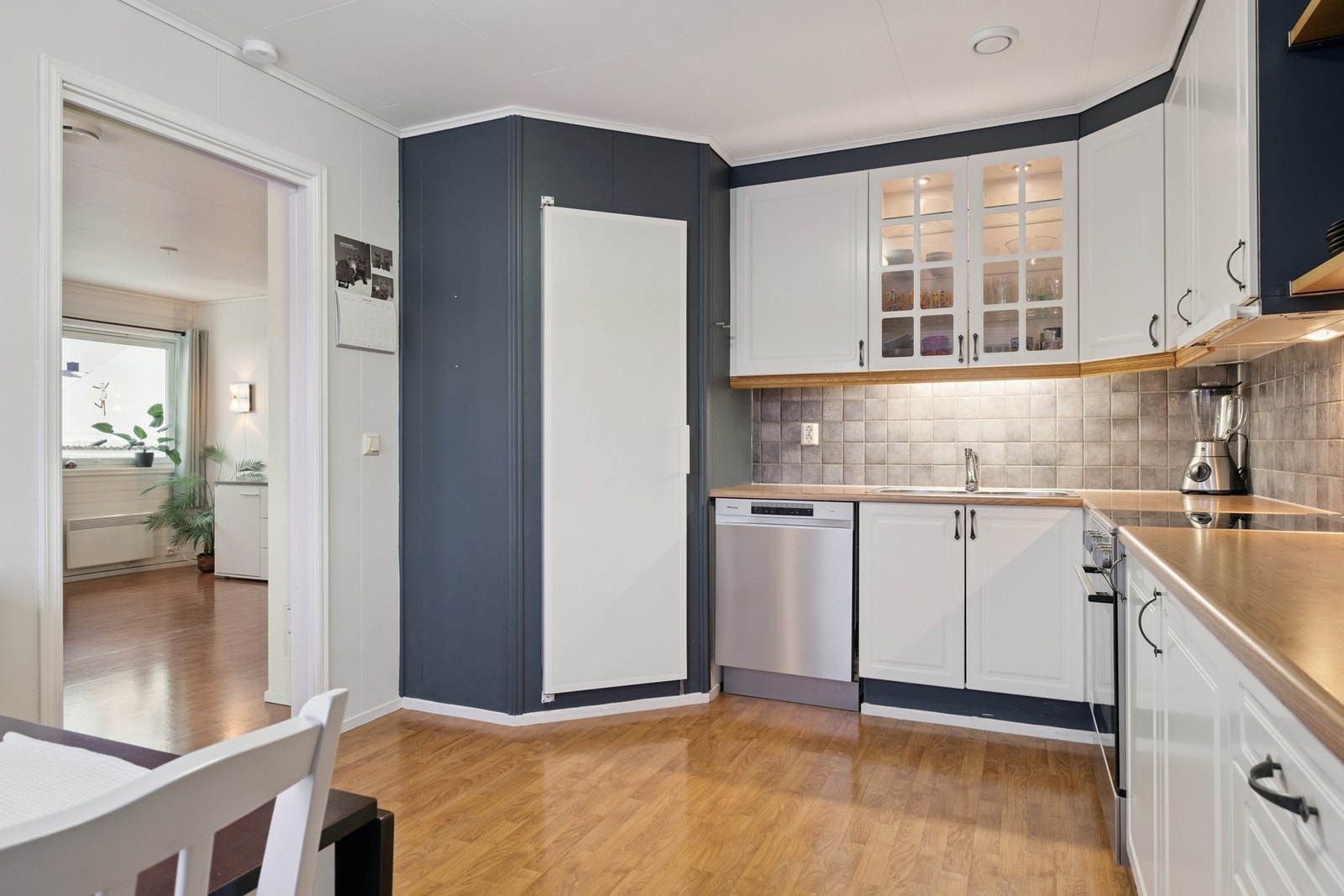 Kjøkkenet har kjøle-hjørne med god plass til lagring. Fra kjøkken har man åpen løsning mot stue. Galleribilde