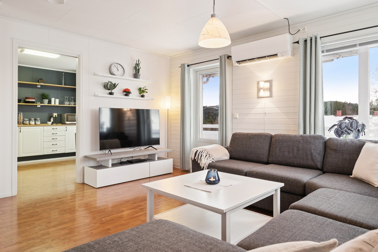 Stuen har store vindusflater som gir godt med naturlig lysinnslipp. Fra stue har man enkel adkomst til privat veranda. Galleribilde