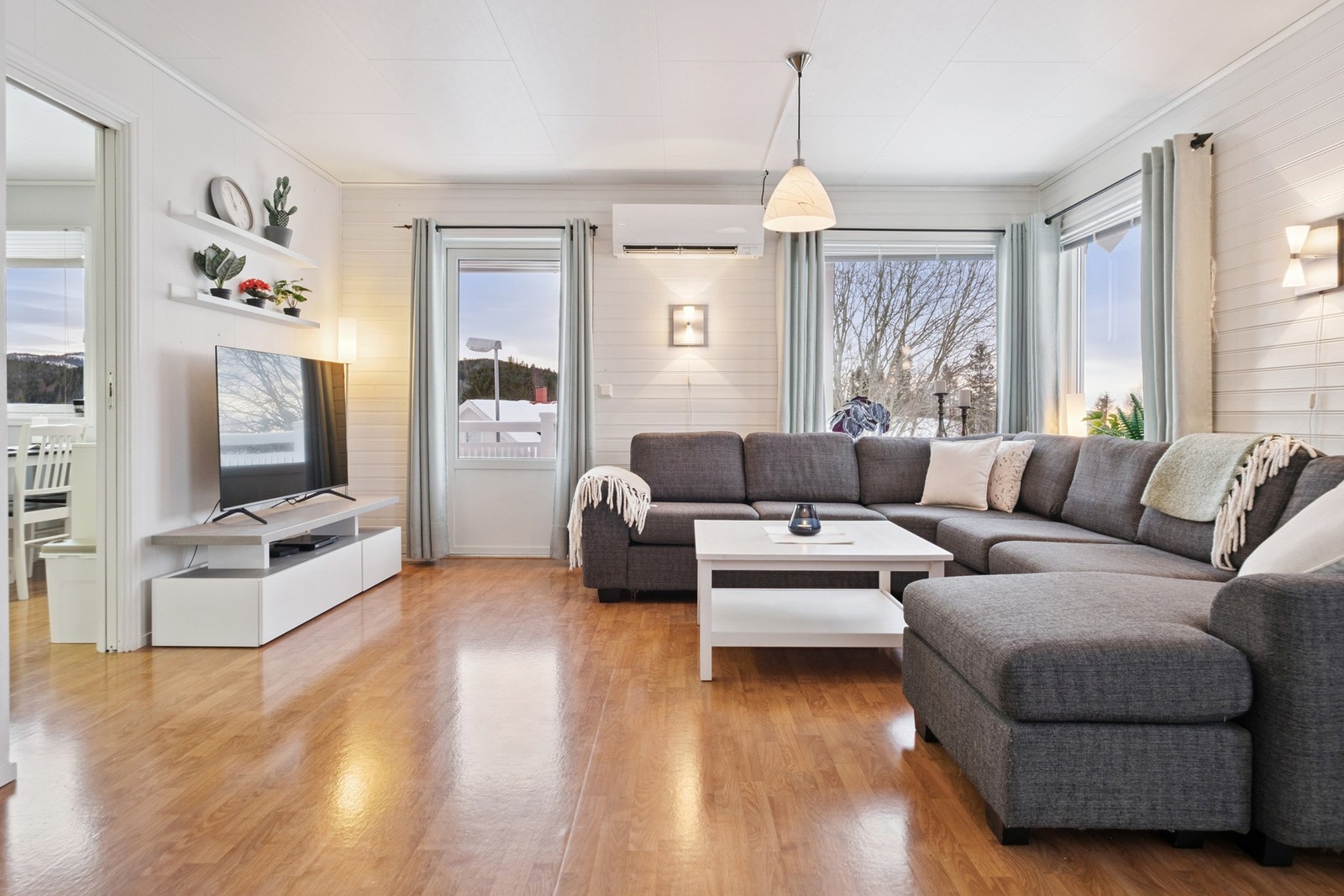 Stuen varmes opp med strøm og en luft til luft varmepumpe. Galleribilde