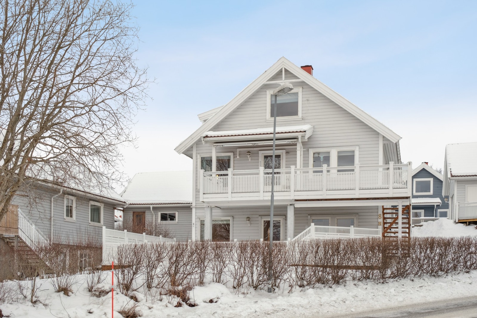 Boligen ligger fint til i et attraktivt boområde på Høgberget. Her har man korte avstander til barnehage, lekeplass og fritidsannlegg. Galleribilde