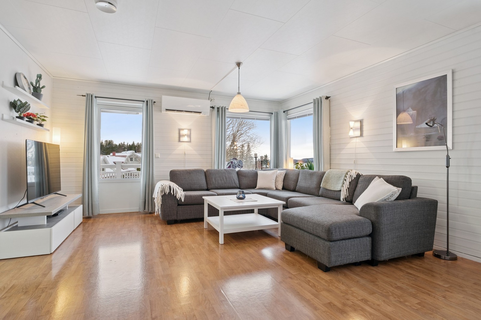 Stuen er romslig og har god plass til sofagruppe Galleribilde