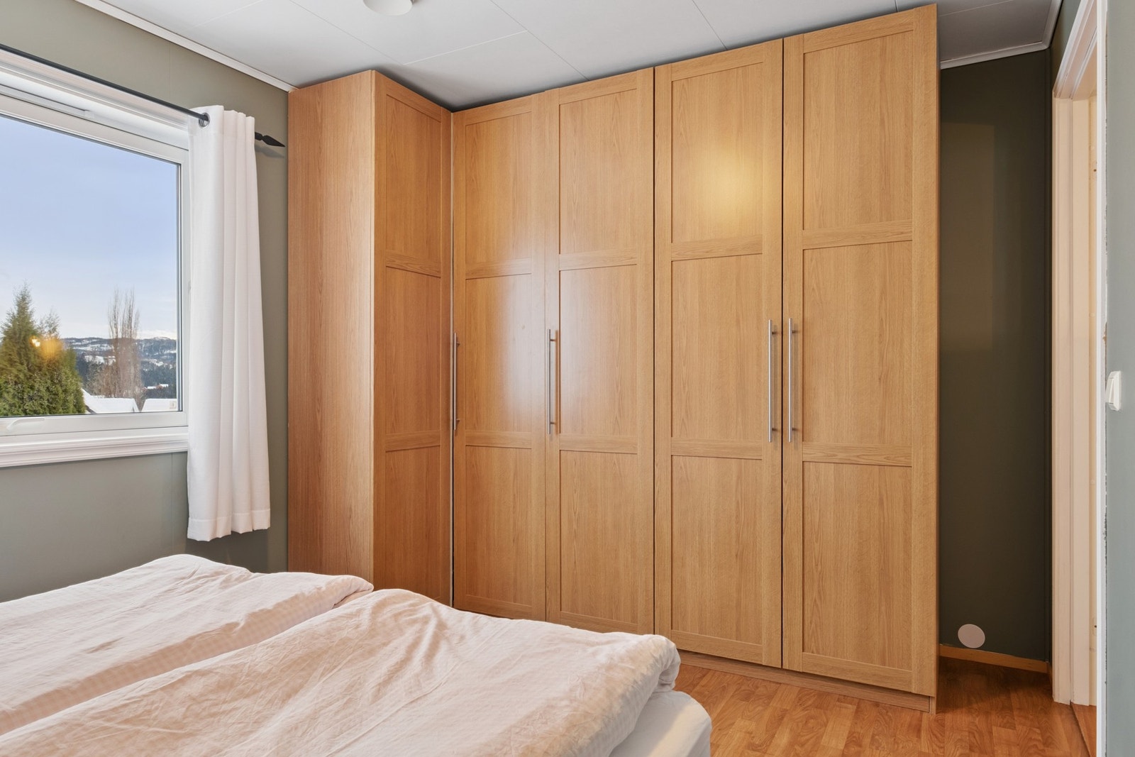 Soverommet har en romslig garderobe løsning med mye lagringsplass. Galleribilde