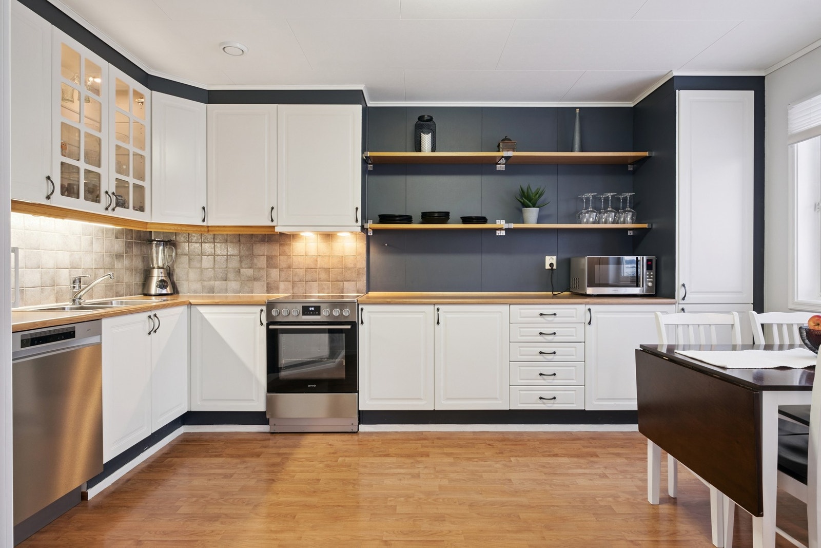 Romslig kjøkken med mye skap- og benkeplass. Hvitevarer på kjøkken medfølger i handelen. Galleribilde