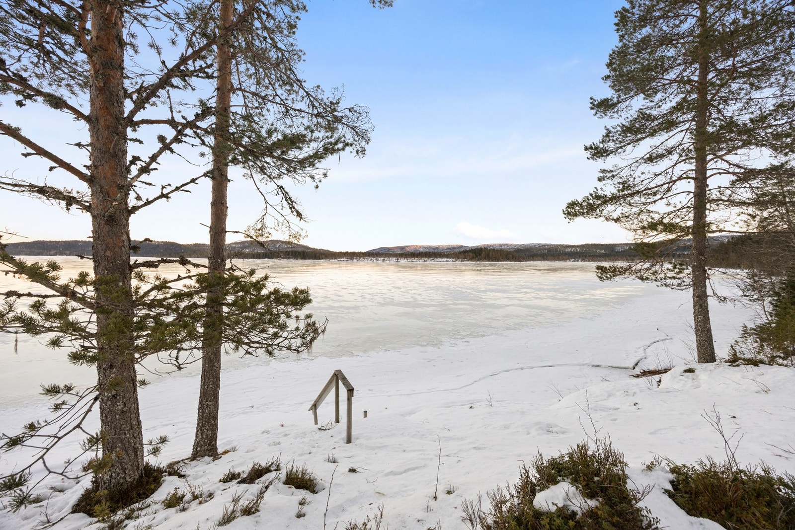 Fra hytta er det bare å rusle ned til Hatlingvatnet. Galleribilde