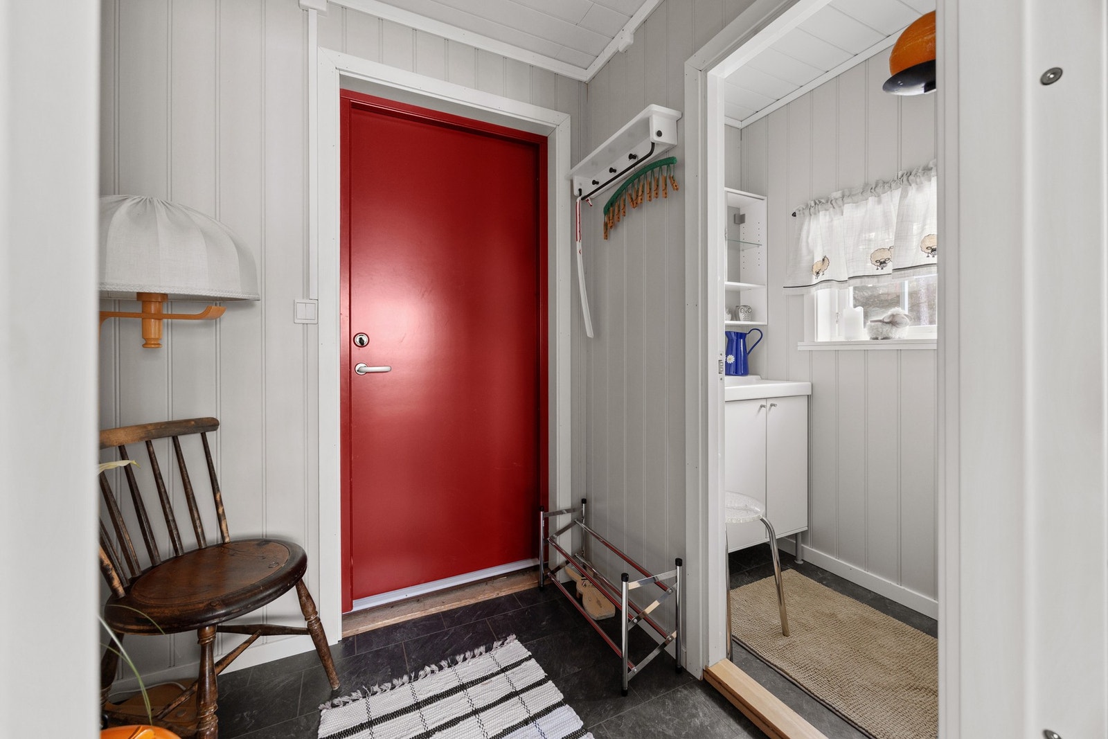 Anneks. Innredet med entré, rom med servant og to soverom Galleribilde