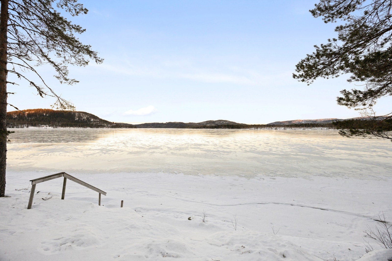 Hytta har en flott beliggenhet ved Hatlingvatnet og nyter av gode solforhold! Galleribilde